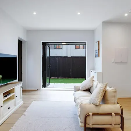 Urban Vogue Escape With Parking And Air-Con Villa